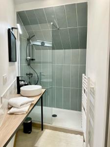 ein Badezimmer mit einer Dusche, einem Waschbecken und einer Badewanne in der Unterkunft Émeraude Lumineux T3 au cœur du village, à 5 min des plages in Saint-Méloir-des-Ondes