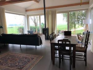 un soggiorno con un tavolo e un divano di Beautiful Countryside house, close to Amsterdam a Broek in Waterland