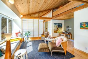un salon avec un canapé et une chaise dans l'établissement Madrone Cottage, à Sea Ranch