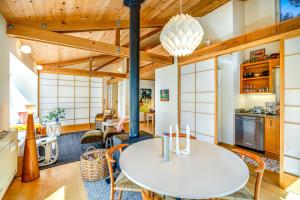 une cuisine et un salon avec une table et des chaises dans l'établissement Madrone Cottage, à Sea Ranch