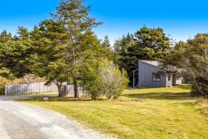 une maison au bord d'une route dans l'établissement Madrone Cottage, à Sea Ranch