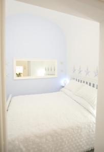 Postel nebo postele na pokoji v ubytování BLU MARE suite privata & apartment