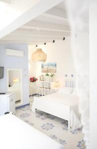 Postel nebo postele na pokoji v ubytování BLU MARE suite privata & apartment