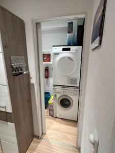 une buanderie avec un lave-linge et un lave-linge dans l'établissement Fewo Berlik, à Bad Harzburg