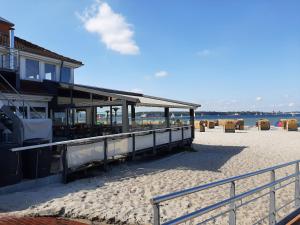un edificio en la playa junto al océano en Penthouse Ferienwohnung Auszeit, gerne mit Hund, WLAN inkl., en Laboe