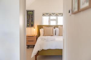 Llit o llits en una habitació de Wheelwrights Cottage by Bloom Stays