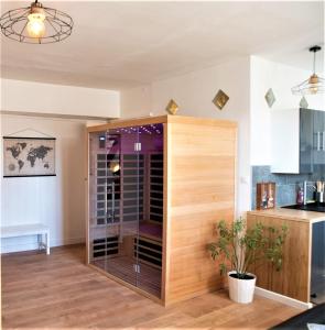 Habitación con puerta de cristal en la cocina en F2 avec sauna, vue d'exception place de la mairie, en Beauvais