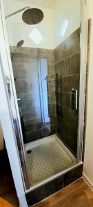 y baño con ducha y puerta de cristal. en F2 avec sauna, vue d'exception place de la mairie, en Beauvais