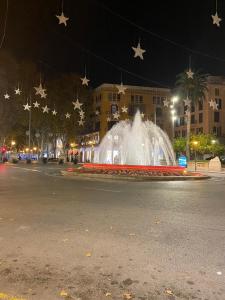 una fuente de agua en medio de una calle por la noche en Remolars3 Townhouse - Turismo de Interior, en Palma de Mallorca