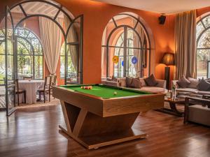 una sala de estar con una mesa de billar. en Palais Mirage d'Atlas - Restaurant & Spa & Day Pass, en Marrakech