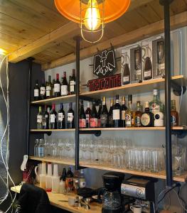 eine Bar mit vielen Flaschen Wein und Gläsern in der Unterkunft Casa Valentino Trattoria & Alojamiento in Mineral del Monte + 6 Fotos