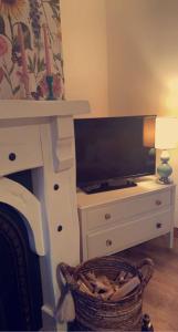 TV a/nebo společenská místnost v ubytování Be's Cottage