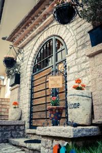 een gebouw met een deur met een bord erop bij Hotel Domino in Gjirokastër