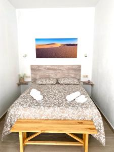 1 dormitorio con 1 cama con mesa de madera en Apartamento Andalucia, en Tarifa