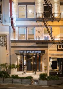 舊金山的住宿－斯特拉特福德酒店，前面有模范行会标志的建筑
