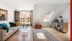 - un salon avec un canapé et une étagère à livres dans l'établissement ApartmentInCopenhagen Apartment 1481, à Copenhague