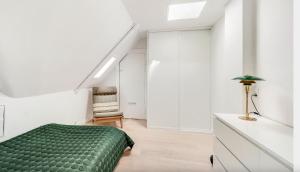 Un dormitorio con una cama verde y una silla en ApartmentInCopenhagen Apartment 1481, en Copenhague