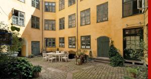 un edificio con una mesa delante en ApartmentInCopenhagen Apartment 1481, en Copenhague