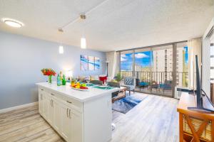 eine Küche und ein Wohnzimmer mit einem großen Fenster in der Unterkunft Ocean & Diamond Head Views - Near Beach - Parking! in Honolulu