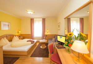 Televízia a/alebo spoločenská miestnosť v ubytovaní Hotel Lebzelter