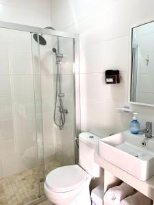 a bathroom with a toilet and a sink and a shower at Apartamento Puerta Al Mar in Tarifa