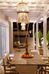 een eetkamer met een tafel met fruit erop bij Zante Oceana in Tsilivi