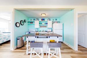 Kuchyň nebo kuchyňský kout v ubytování Beach to Bay Getaway