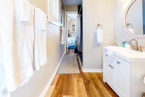 Koupelna v ubytování Beach to Bay Getaway + 25 fotografií