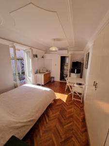 Un dormitorio con una cama, un escritorio y una mesa. en Old Town Garden Room, en Dubrovnik