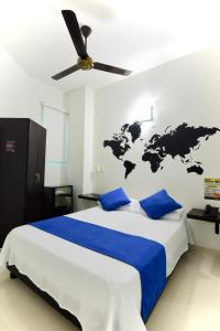 a bedroom with a bed with a map of the world on the wall at Hotel Florida Sincelejo in Sincelejo