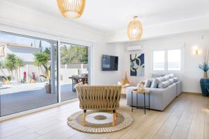 een woonkamer met een bank en een stoel bij Zante Oceana in Tsilivi