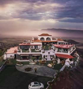 an aerial view of a mansion with a car parked in front at Casona de Tao in Tiagua