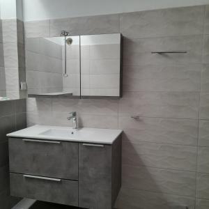 La salle de bains est pourvue d'un lavabo et d'un miroir. dans l'établissement Esperides Sea, à Andros