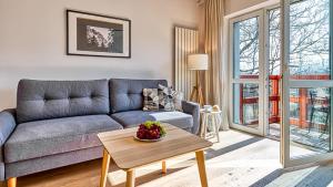 sala de estar con sofá y mesa en Apartament 54 Holiday Mountain Residence - 5D Apartamenty en Świeradów-Zdrój