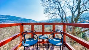 2 blaue Stühle auf einem Balkon mit Aussicht in der Unterkunft Apartament 57 Holiday Mountain Residence - 5D Apartamenty in Świeradów-Zdrój