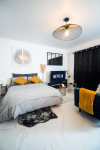 um quarto com uma cama grande e um sofá em "LE PERSIAN" Studio à 3 min de la GARE, 10min du centre commercial, WIFI, PARKING em Courcouronnes