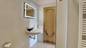 een badkamer met een wastafel en een spiegel en een douche bij The Hidden Garden in Ravello