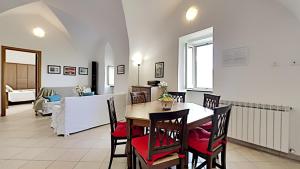 een eetkamer met een tafel en stoelen en een woonkamer bij The Hidden Garden in Ravello +9 foto's