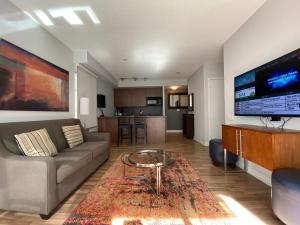 TV a/nebo společenská místnost v ubytování Executive Hotel Cosmopolitan Toronto