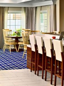 a dining room with a table and chairs at Sonesta ES Suites Chicago - Schaumburg in Schaumburg