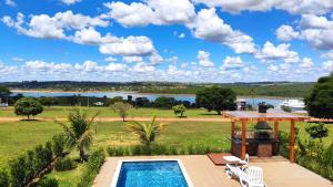 Cette villa avec vue dispose d'une piscine. dans l'établissement Minha Casa na Represa Riviera Santa Cristina II, à Itaí