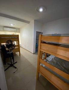 Habitación con cama y escritorio con ventilador. en Aguamarina Inn - Casa de descanso con piscina - Tauramena Casanare en Tauramena