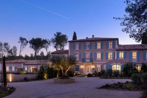 een groot huis met een oprit ervoor bij Domaine de Valmouriane in Saint-Rémy-de-Provence