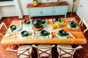 a wooden table with pots and pans on top of it at Hotel Kuácara Campestre in Cajibío