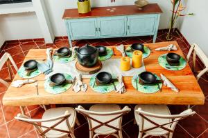 une table en bois avec des casseroles et des poêles au-dessus dans l'établissement Hotel Kuácara Campestre, à Cajibío