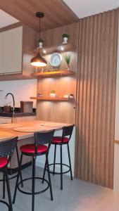 uma cozinha com uma mesa e cadeiras numa cozinha em Apartamento encantador na praia de Navegantes em Navegantes