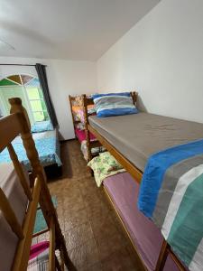Katil dua tingkat atau katil-katil dua tingkat dalam bilik di Pousada Shalom