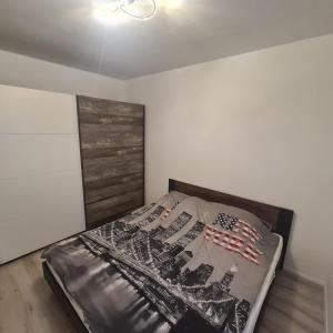 A bed or beds in a room at Verebes apartman