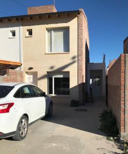 een witte auto geparkeerd voor een huis bij Leams in Playa Unión