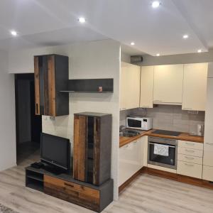 A kitchen or kitchenette at Verebes apartman